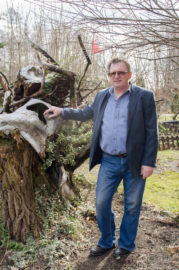Marian Nepelski – wypala w drewnie, tworzy przestrzenne kompozycje
